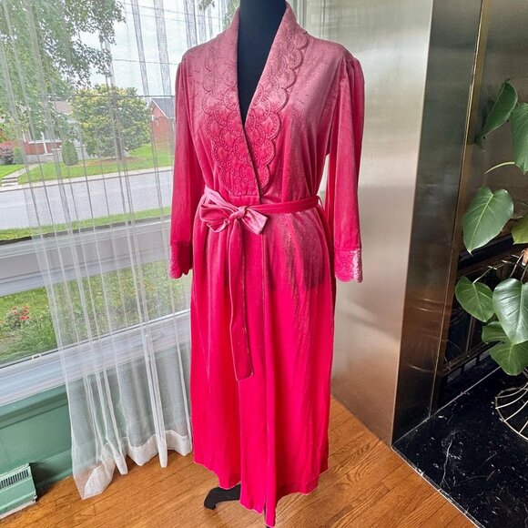 Vintage 80s robe, raspberry pink velvet, stitched scalloped lapels & cuffs, tie - Picture 1 of 9